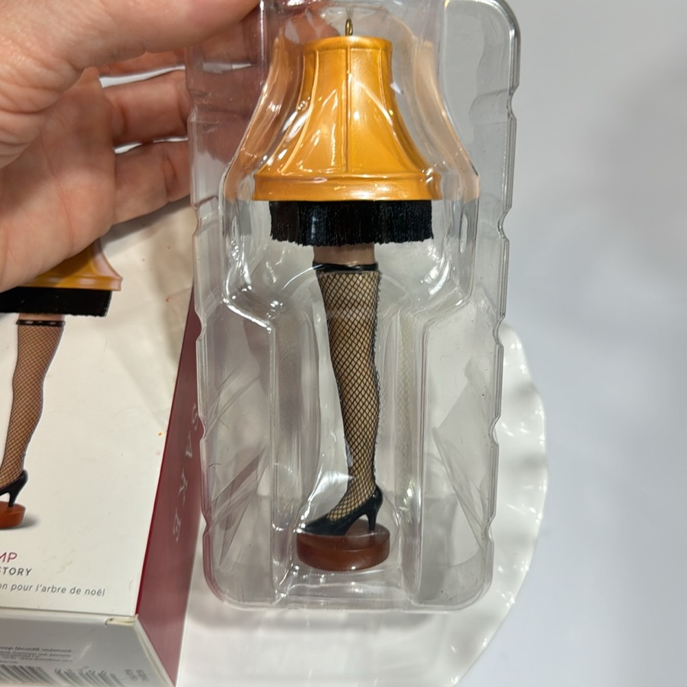 *NEW* HALLMARK A CHRISTMAS STORY LEG LAMP ORNAMENT - Picture 2 of 6